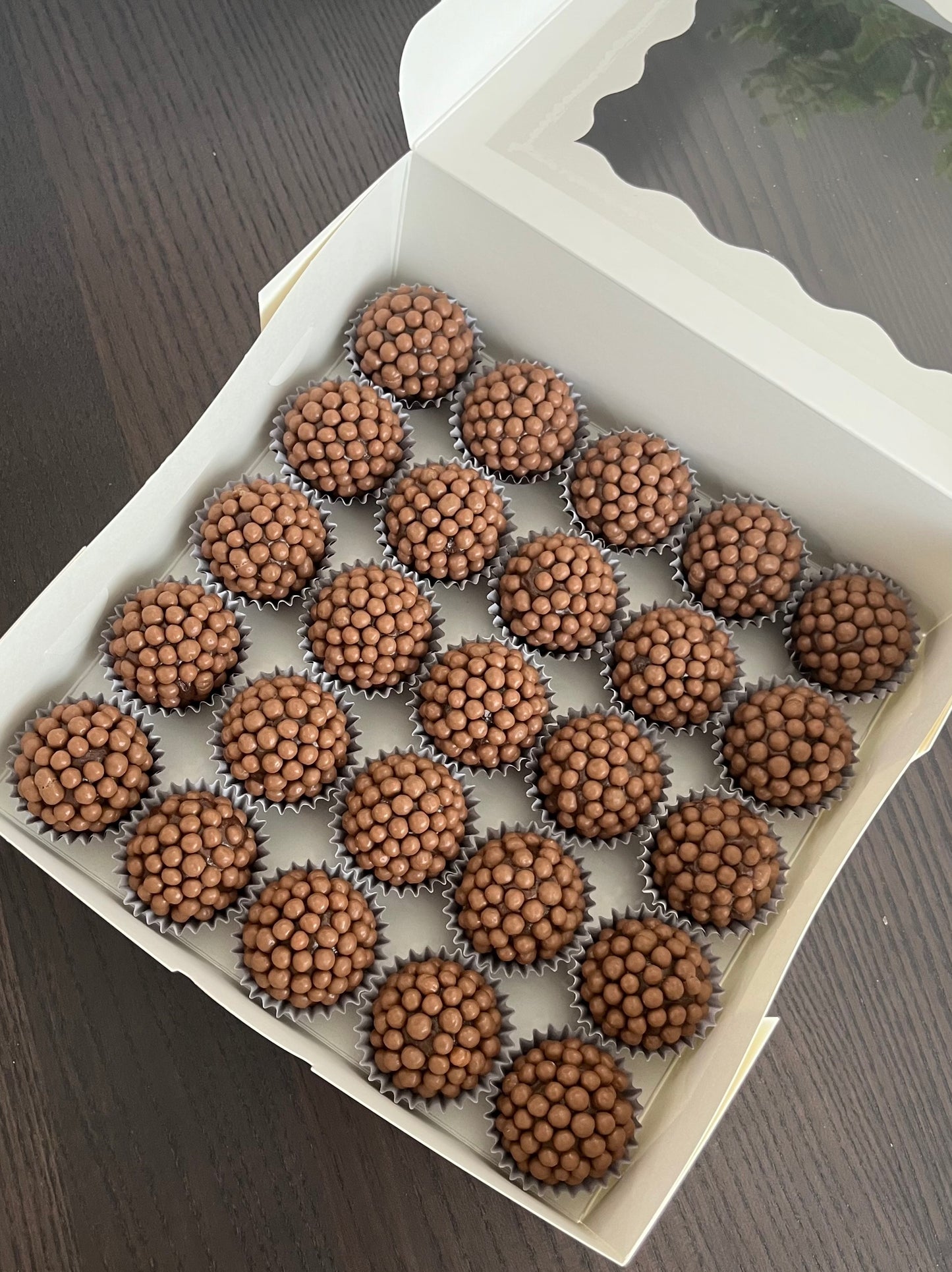 Brigadeiro de Chocolate com granulado de chocoball Belga