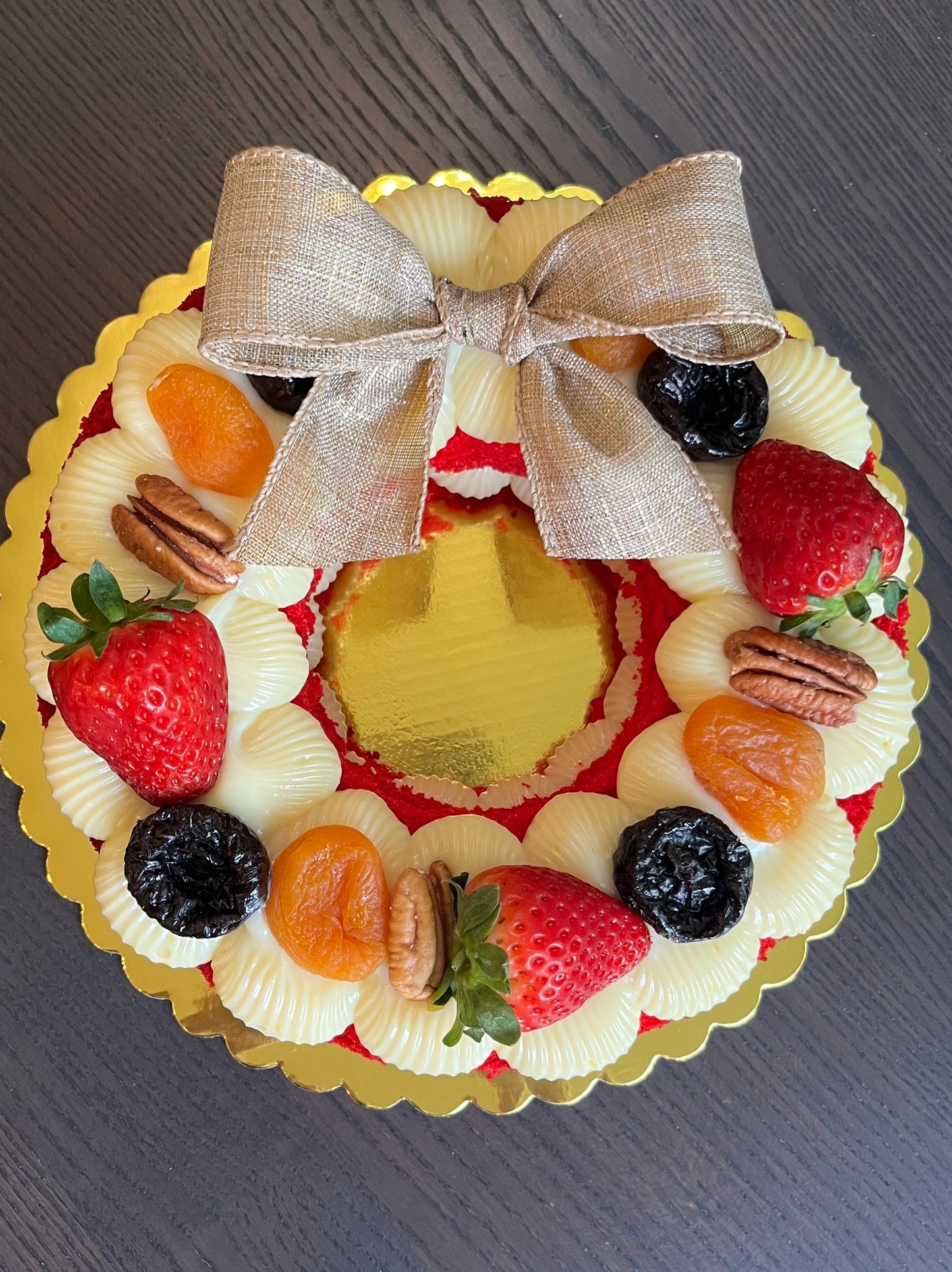 Red Velvet Wreath with Cream Cheese Brigadeiro