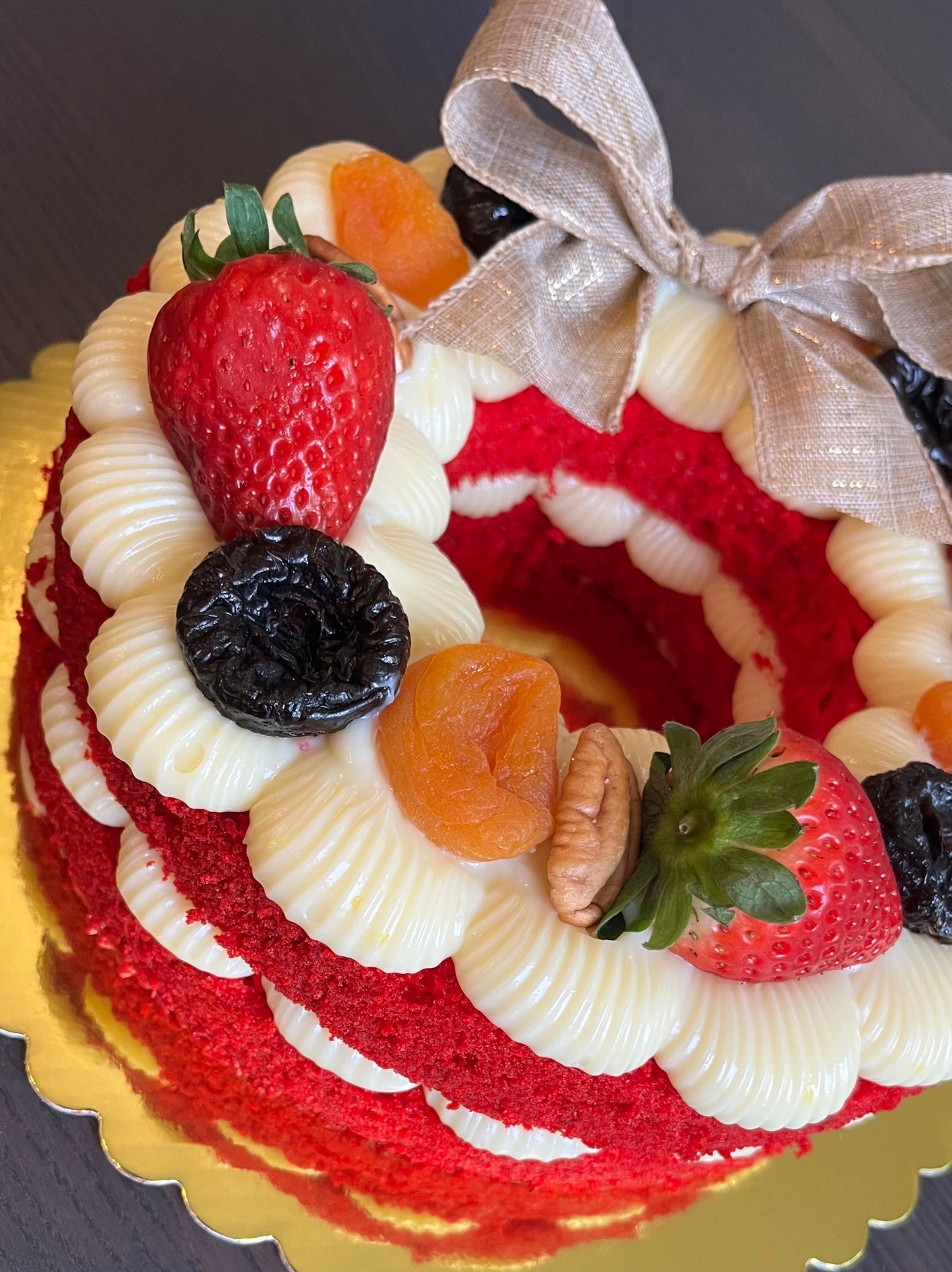 Red Velvet Wreath with Cream Cheese Brigadeiro